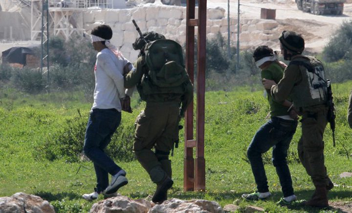 اعتقال (12) مواطنا بالضفة بينهم نائب