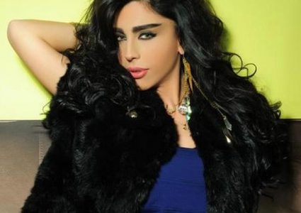 اسكندر تحتفل مع الناس في دبي بيوم السعادة