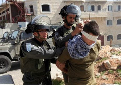 اعتقال طالب وإبعاد حارس عن عمله في الأقصى