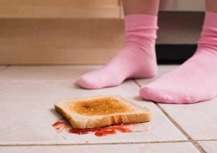 هل يمكن أن تأكل الطعام إذا سقط على الأرض؟