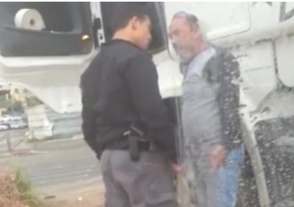 اعتداء شرطي اسرائيلي على مواطن مقدسي"فيديو"