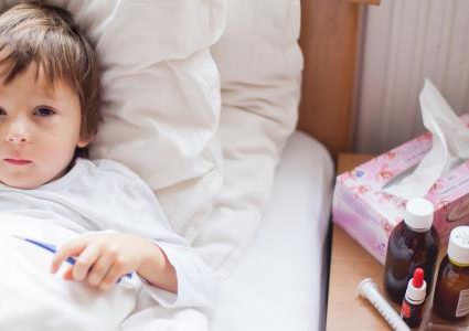 اليك طرق خفض درجة حرارة الرضع