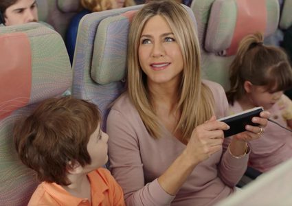 رداً على منع الالكترونيات..  أنستون في إعلان لطيران الإمارات