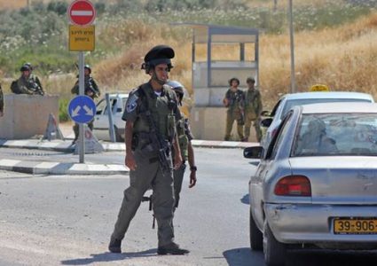 الإحتلال ينصب حاجزا بجبل المكبر ويعرقل حركة المواطنين