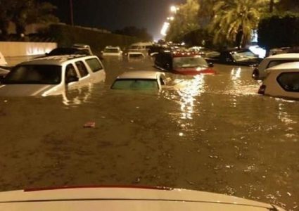 الأمطار تغرق الكويت