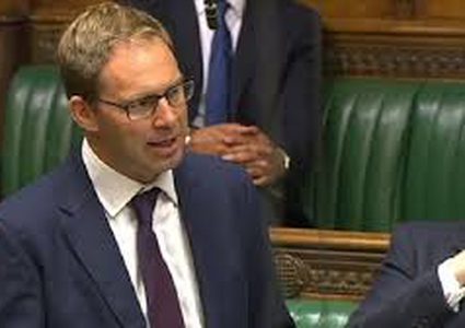 ملكة بريطانيا تكرم وزيرا حاول إنقاذ شرطي