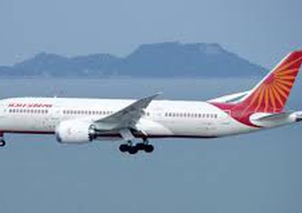 نائب يضرب موظف في طائرة  بالحذاء