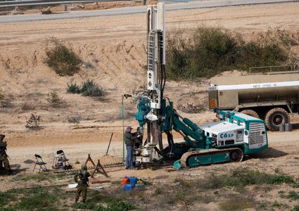 سور  اسرائيلي على حدود غزة... هل يبدد مخاوفها من الأنفاق؟