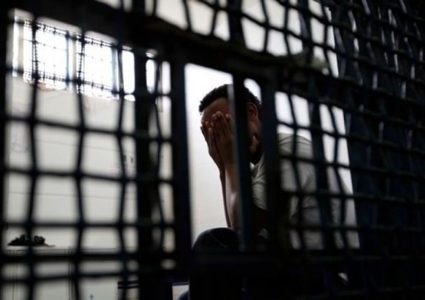 أربعة أسرى يدخلون أعواما جديدة