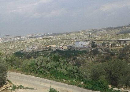 "الحفاصي" مشهد من الحرمان والاستيطان (صور)