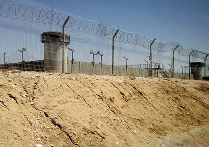 الإحتلال يغلق بيت عزاء للشهيد فقهاء ويعزل أسرى