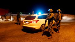 اعتقال (14) مواطنًا ومصادرة آلاف الدولارات (صور)