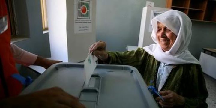 الحكومة تطالب حماس بالعدول عن قرار منع الانتخابات المحلية