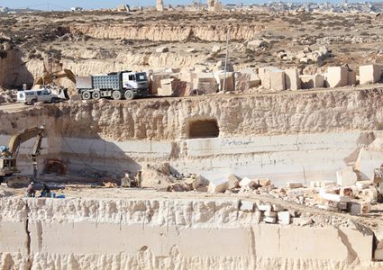 الخليل .. مقالع الحجر تهلك "واد الريم" (صور)