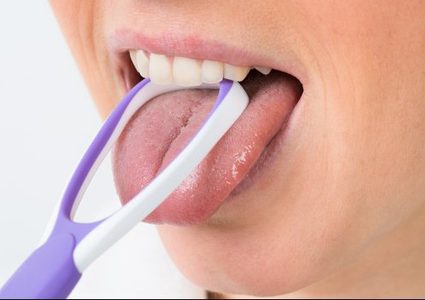 لا تهمل تنظيف لسانك!