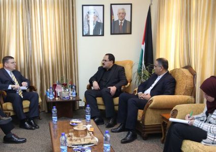 صيدم يلتقي القنصل الأمريكي للبحث في قطاع التعليم