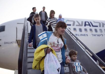 200 مهاجر أوكراني يصلون تل أبيب
