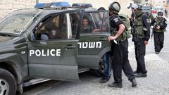 اعتقال ثلاثة أفراد من الضابطة الجمركية