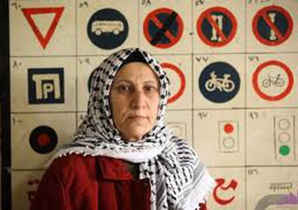 غزية تدخل مجال تعليم قيادة الشاحنات رغم العادرات