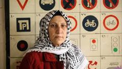 غزية تدخل مجال تعليم قيادة الشاحنات رغم العادرات