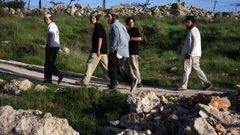 مستوطنون يعتدون على المزارعين