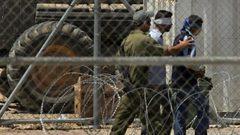 ضباط إسرائيليون يحاولون خنق موقوف فلسطيني لنزع اعترافه