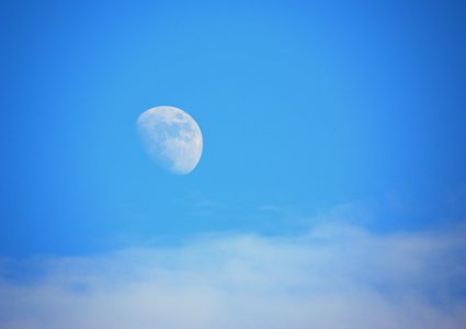 لماذا نرى القمر خلال النهار أحياناً؟