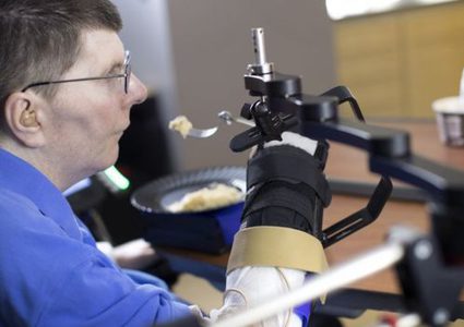 مصاب بالشلل يطعم نفسه باستخدام شريحة زرعت في مخه