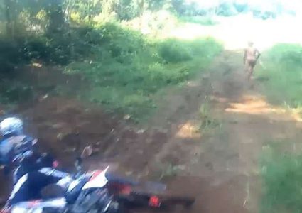 ظهور رجل قزم بدائي في سباق دراجين في أندونيسيا