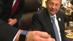 الرئيس عون بخير بعد تعثره في القمة (فيديو - صور)