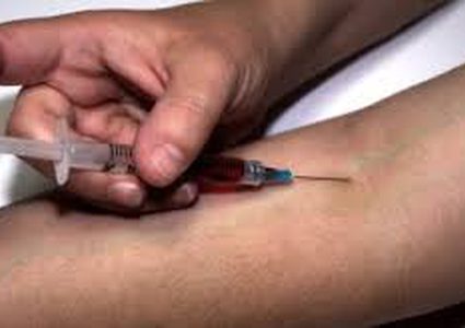 القبض على ثلاثة اشخاص بتهمة تعاطي المخدرات