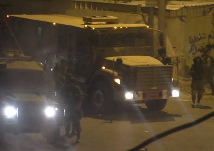 إصابة فتى بنعلين