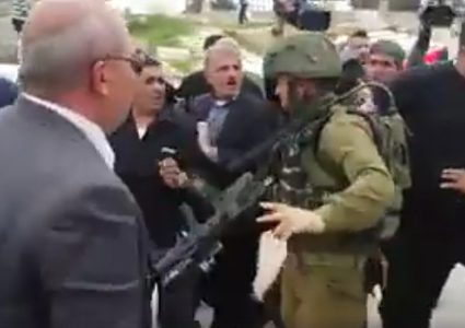 مستوطن يعتدي على شاب بالخليل"فيديو"