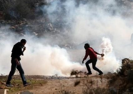 إصابات بالاختناق خلال مواجهات جنوب نابلس