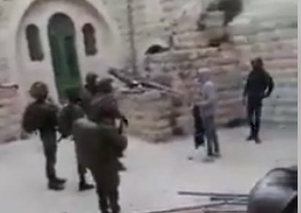 لحظة اعتقال شابين في الخليل "فيديو"