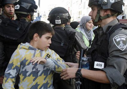 هآرتس: تعذيب ممنهج للأطفال الفلسطينيين