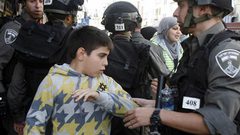 هآرتس: تعذيب ممنهج للأطفال الفلسطينيين