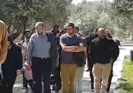 مستوطنون يقتحمون الأقصى "فيديو"