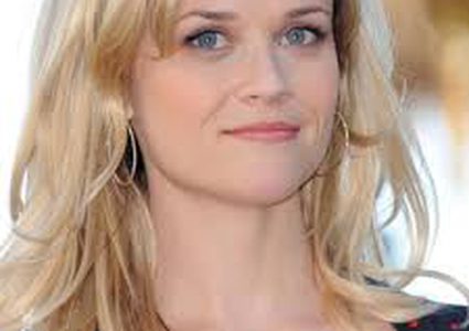 ريس ويذرسبون تشارك في حملة دعائية ضخمة لمنتجات تجميل