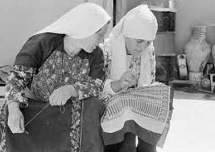 "خيوط السرد" والعودة بأيدي فلسطينيات