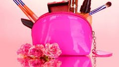 مستحضرات تجميل تهمك خلال سفرك