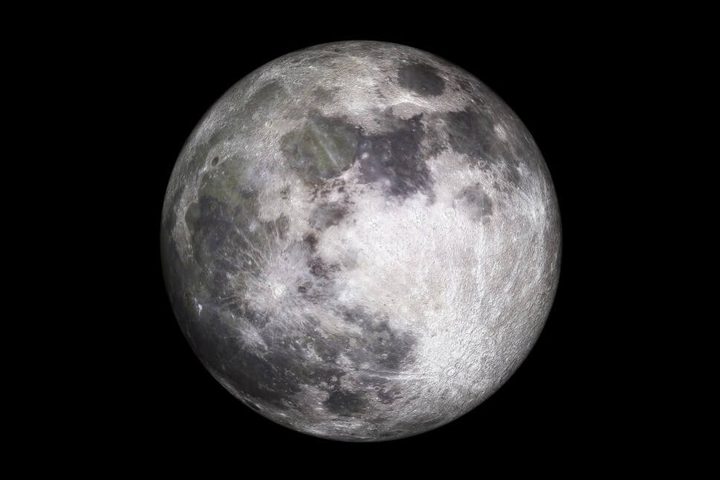 ما سبب وجود البقع الداكنة التي نراها على سطح القمر؟