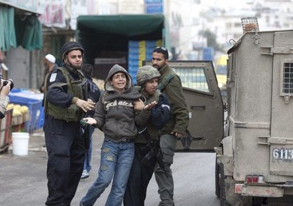 الاحتلال يحكم على أربعة فتية ويمدد لثمانية اخرين