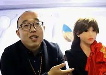 صيني يتزوج من روبوت!