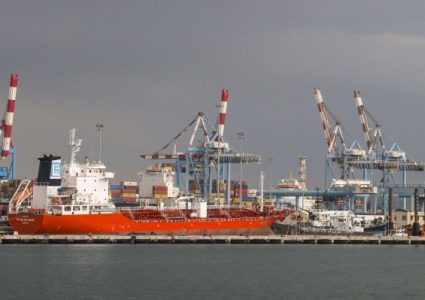 العليا الإسرائيلية تمنع دخول سفينة أمونيا لحيفا