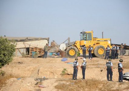 معيان: بدو النقب لصوص وسنهجرهم
