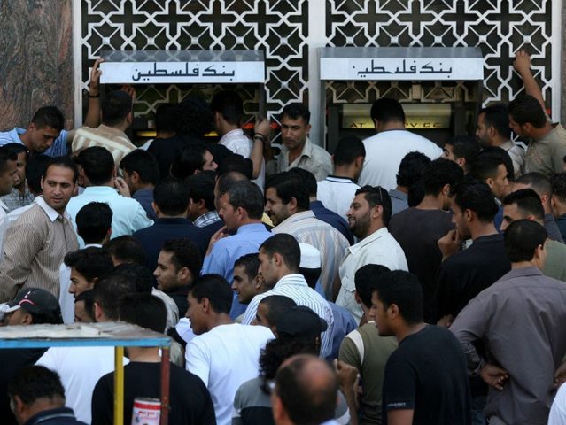 خاص: اجتماع هام لمركزية فتح لتطويق أزمة خصم الرواتب