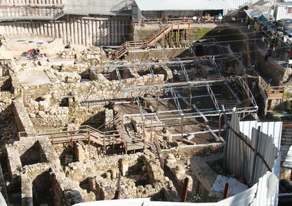 حفريات الاحتلال تشرد ثلاث عائلات في القدس