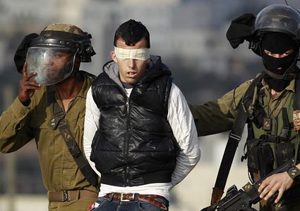 الاحتلال يعتقل طفلا بالخليل