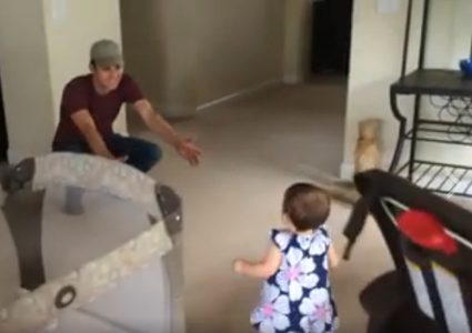 احتضان والد لطفلته يحصد 50 مليون مشاهدة